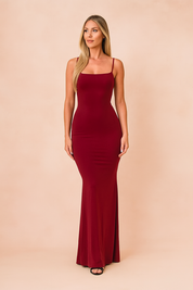 Bordeauxrode maxi bodycon jurk met spaghettibandjes en rechte halslijn