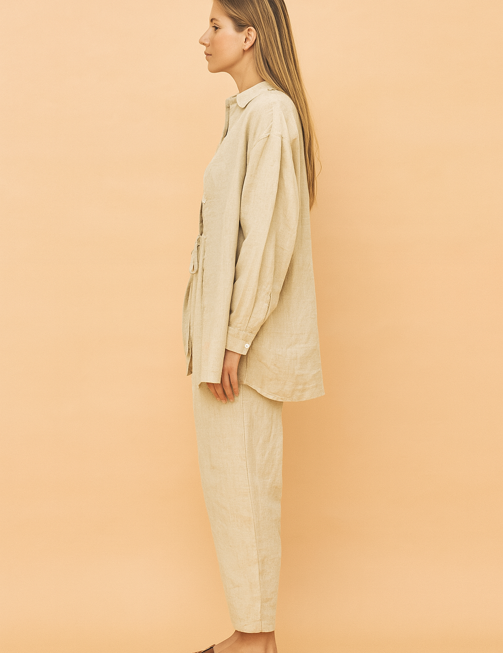 Beige dames co-ord set met losvallend overhemd, bijpassende elastische broek en cropped top in ribstof