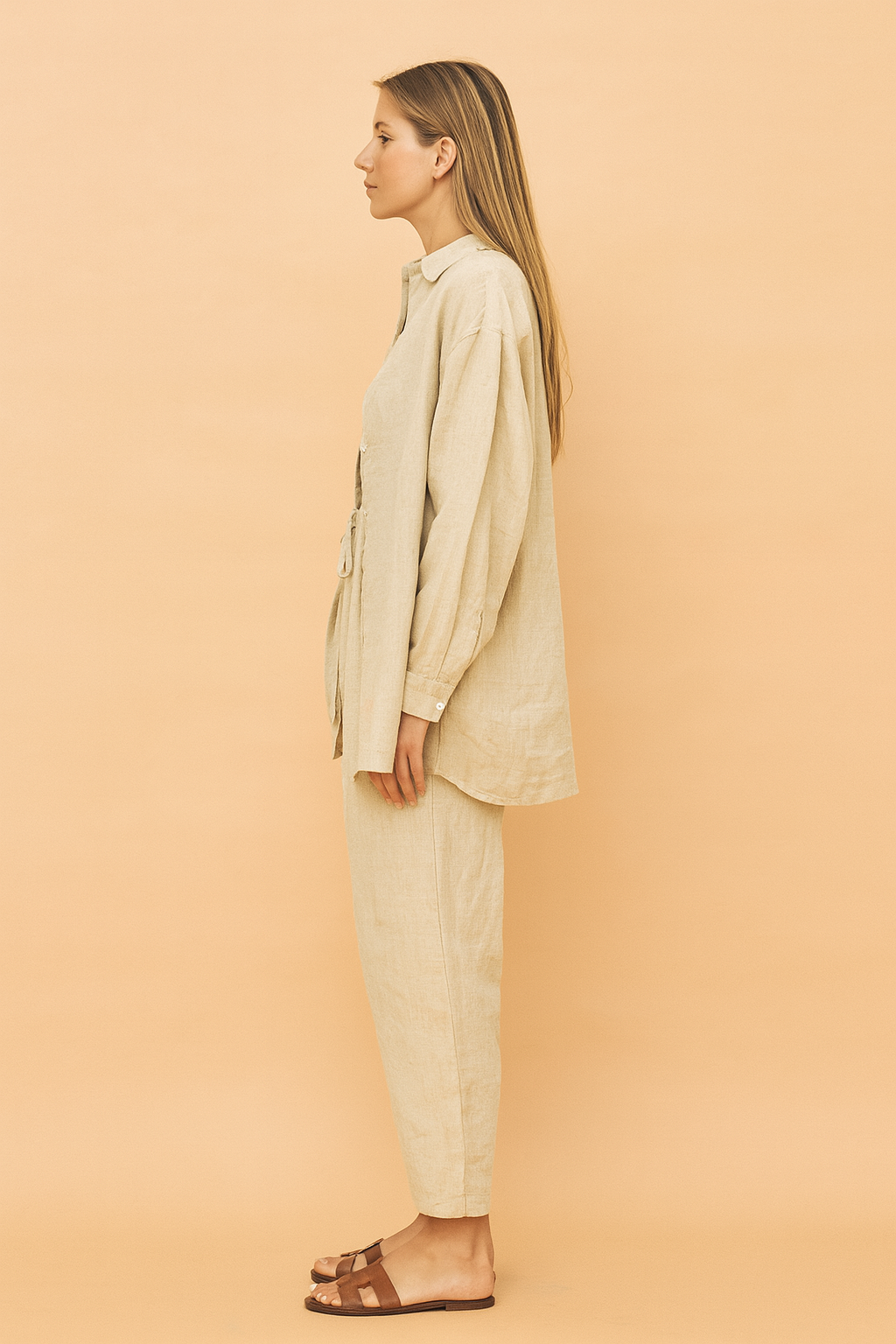 Beige dames co-ord set met losvallend overhemd, bijpassende elastische broek en cropped top in ribstof