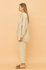 Beige dames co-ord set met losvallend overhemd, bijpassende elastische broek en cropped top in ribstof