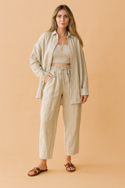 Beige dames co-ord set met losvallend overhemd, bijpassende elastische broek en cropped top in ribstof