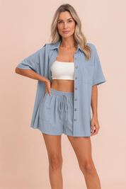 Lichtblauwe dames co-ord set met losvallend kort mouwshirt en comfortabele short met trekkoord
