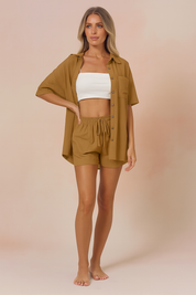 Mosterdgele dames co-ord set met doorknoopshirt en comfortabele short met taillekoord