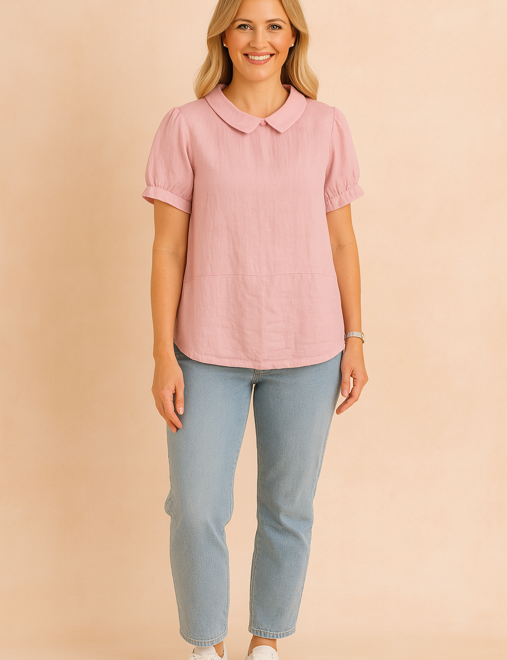Roze blouse met Peter Pan-kraag, korte pofmouwen en een glad geweven linnenlook stof zonder patroon.