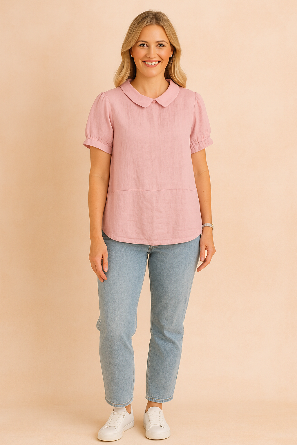 Roze blouse met Peter Pan-kraag, korte pofmouwen en een glad geweven linnenlook stof zonder patroon.