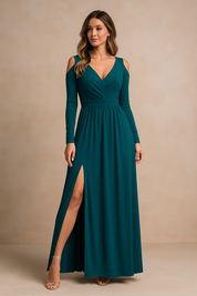 Smaragdgroene lange jurk met cold-shoulder mouwen, V-hals en hoge split