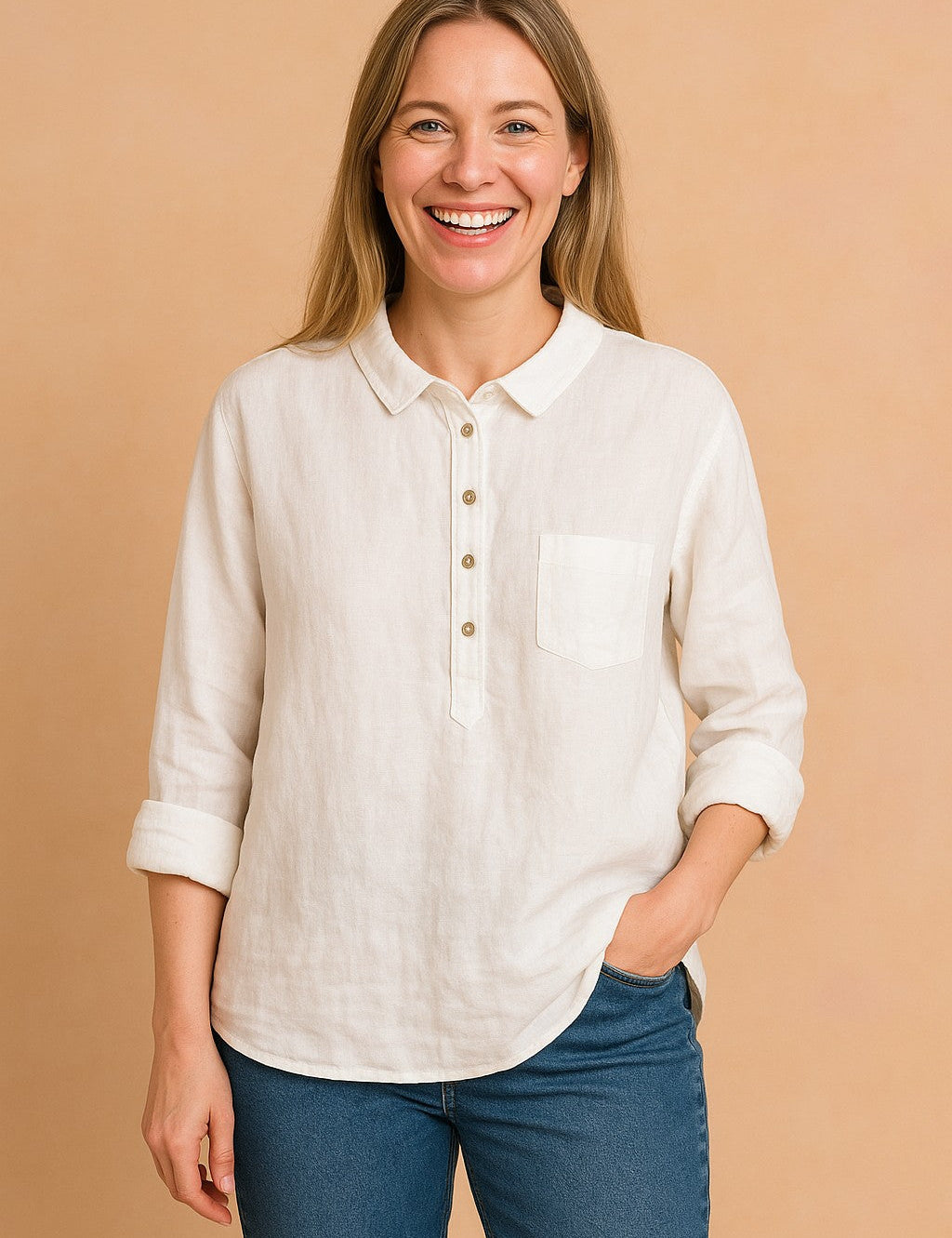 Witte linnen blouse met halve knoopsluiting en borstzak, voorzien van opgerolde mouwen en een casual pasvorm.