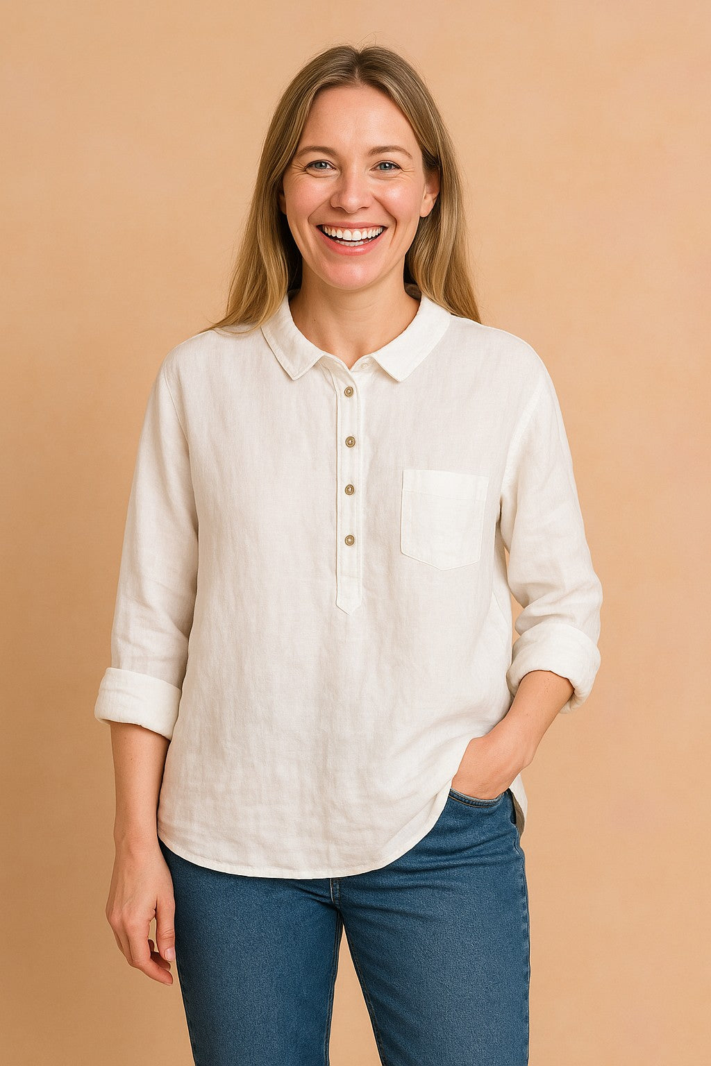 Witte linnen blouse met halve knoopsluiting en borstzak, voorzien van opgerolde mouwen en een casual pasvorm.