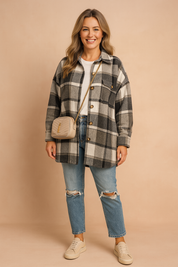 Zwart-wit flanellen shirt met grote ruit en verlaagde schouders, oversized pasvorm voor casual damesstijl.