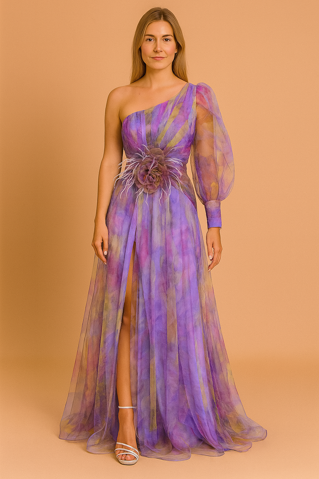 Asymmetrische avondjurk in aquarelprint met paarse, gele en blauwe tinten, tulelaag, pofmouw en hoge split, afgewerkt met een bloemapplicatie in de taille.