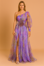 Asymmetrische avondjurk in aquarelprint met paarse, gele en blauwe tinten, tulelaag, pofmouw en hoge split, afgewerkt met een bloemapplicatie in de taille.