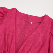 Mini-jurk met diepe V-hals en pofmouwen in fuchsia satijnlook, met A-lijn rok en tailleband.