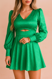 Groene mini-jurk met lange pofmouwen, V-hals en uitsnijding onder de buste, afgewerkt met lichte glans.