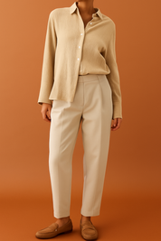 Beige blouse met lange mouwen, knoopsluiting en lichte kreukstructuur, uitgevoerd