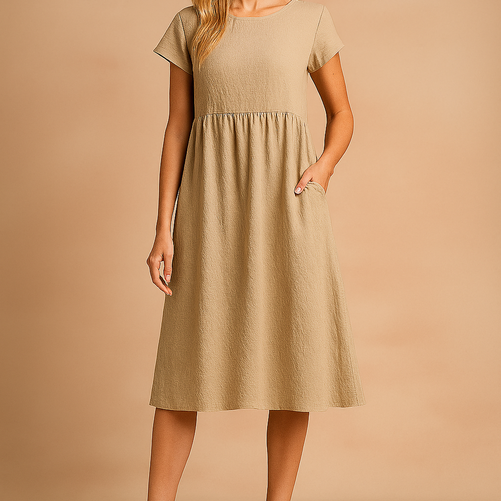 Beige midi zomerjurk met korte mouwen, hoge taille en steekzakken voor casual comfort.