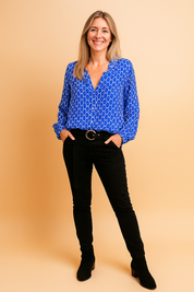 Kobaltblauwe blouse met lange mouwen en witte kettingprint, voorzien van diepe V-hals en elastische manchetten.