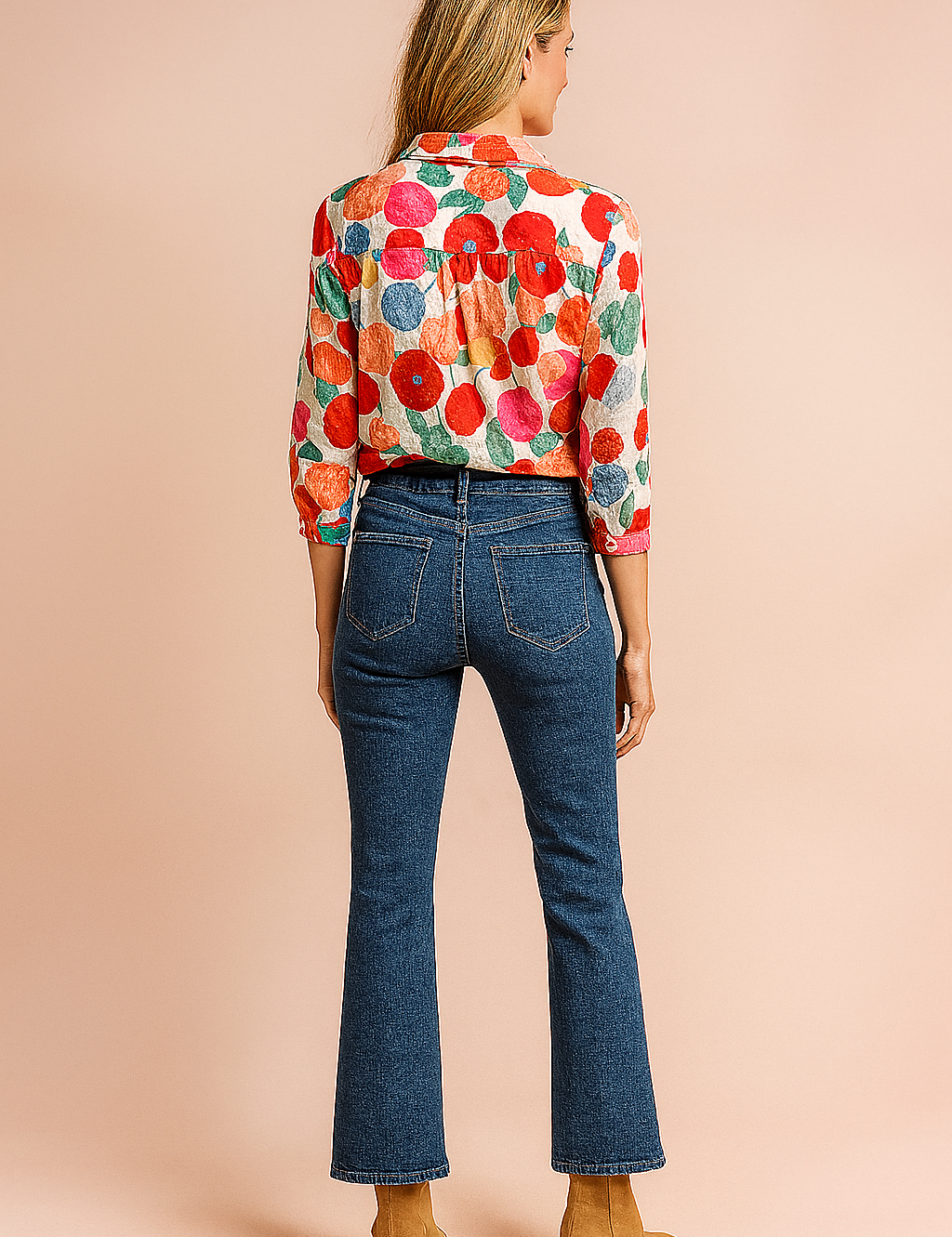 Blouse met kleurrijke stippenprint, kraag en knoopsluiting, driekwartsmouwen en een luchtige pasvorm, perfect voor een speelse voorjaarslook.
