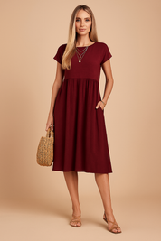 Bordeauxrode casual midi jurk met korte mouwen, hoge taille en praktische zakken.