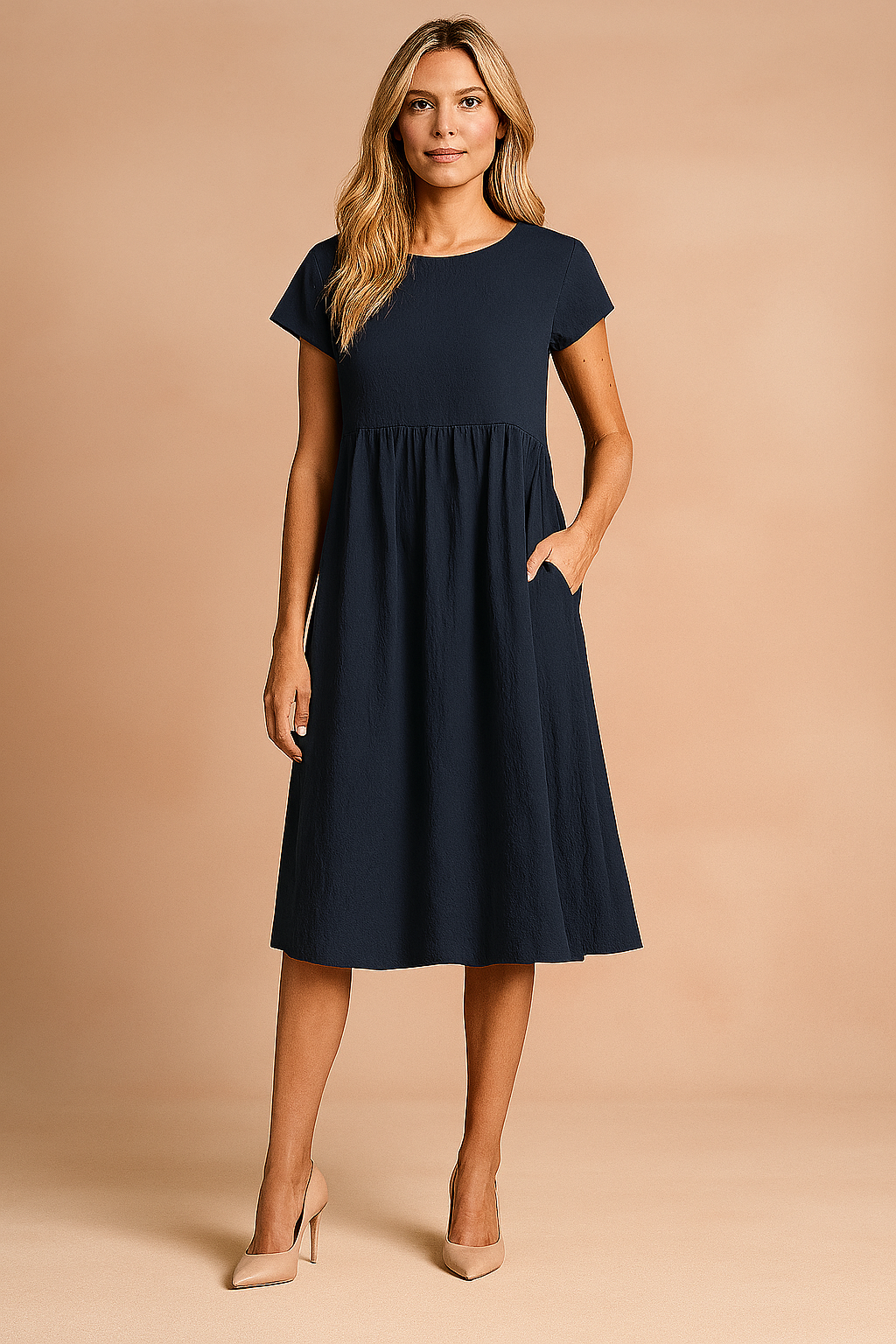 Donkerblauwe midi jurk met korte mouwen, hoge taille en steekzakken voor een relaxte stijl.