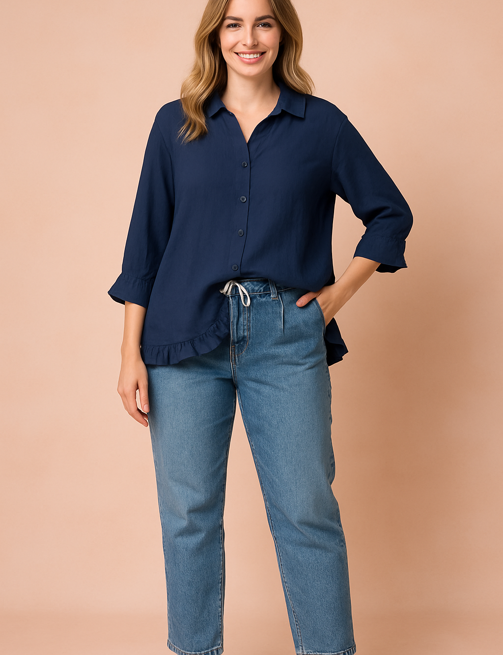 Donkerblauwe damesblouse met knoopsluiting, driekwartsmouwen en asymmetrische rufflezoom, gemaakt van luchtige, effen stof.