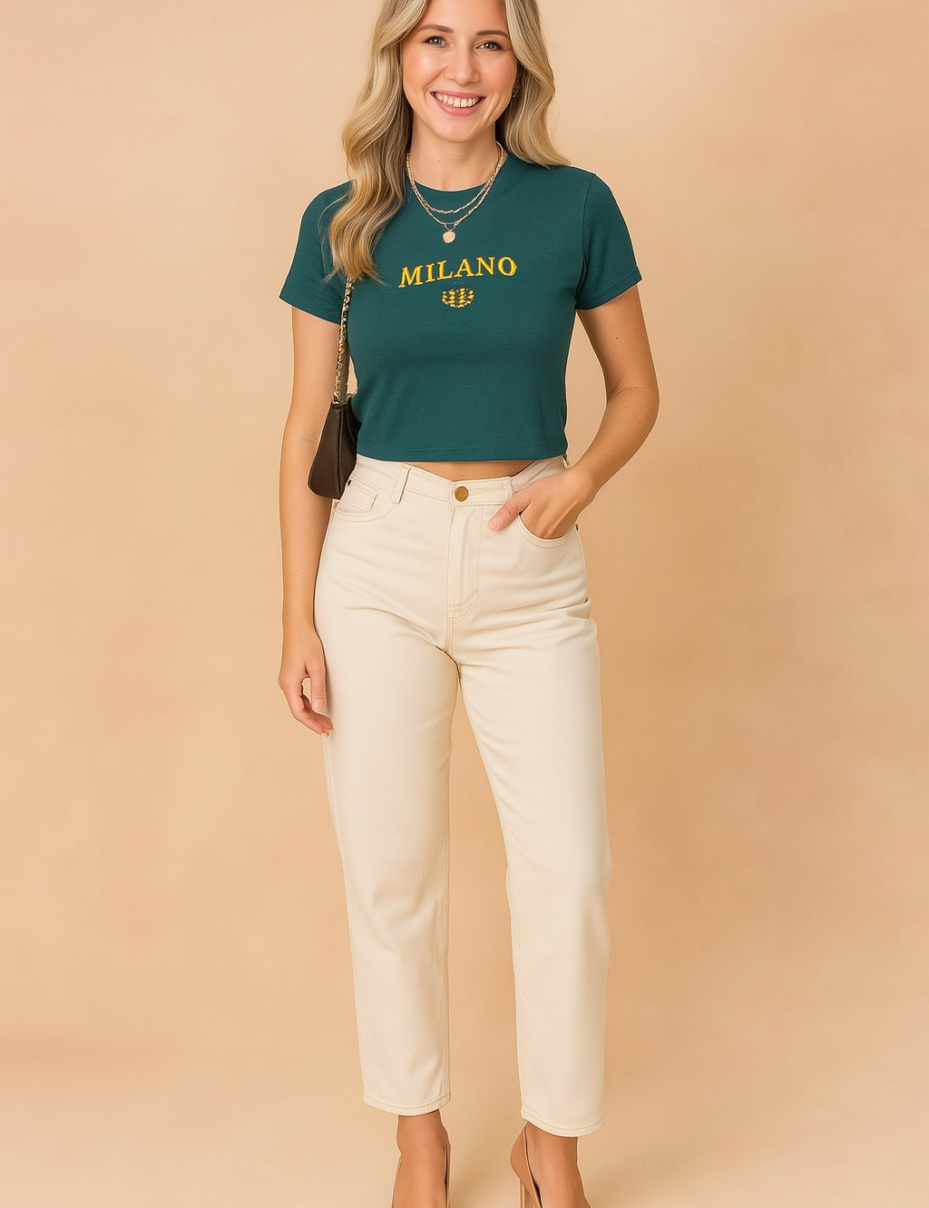 Donkergroen dames-T-shirt met korte mouwen, cropped lengte en gele MILANO-print met lauwerkrans op de voorzijde.