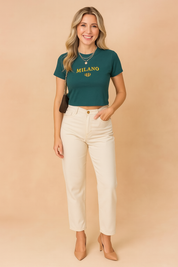 Donkergroen dames-T-shirt met korte mouwen, cropped lengte en gele MILANO-print met lauwerkrans op de voorzijde.