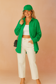 Felgroene blouse van luchtige katoenen crinkle-stof met lange mouwen, borstzakje en knoopsluiting, losvallende pasvorm.