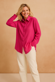 Fuchsia blouse van gestructureerde katoenmix met lange mouwen, kraag en volledige knoopsluiting, uitgevoerd in een casual rechte snit.