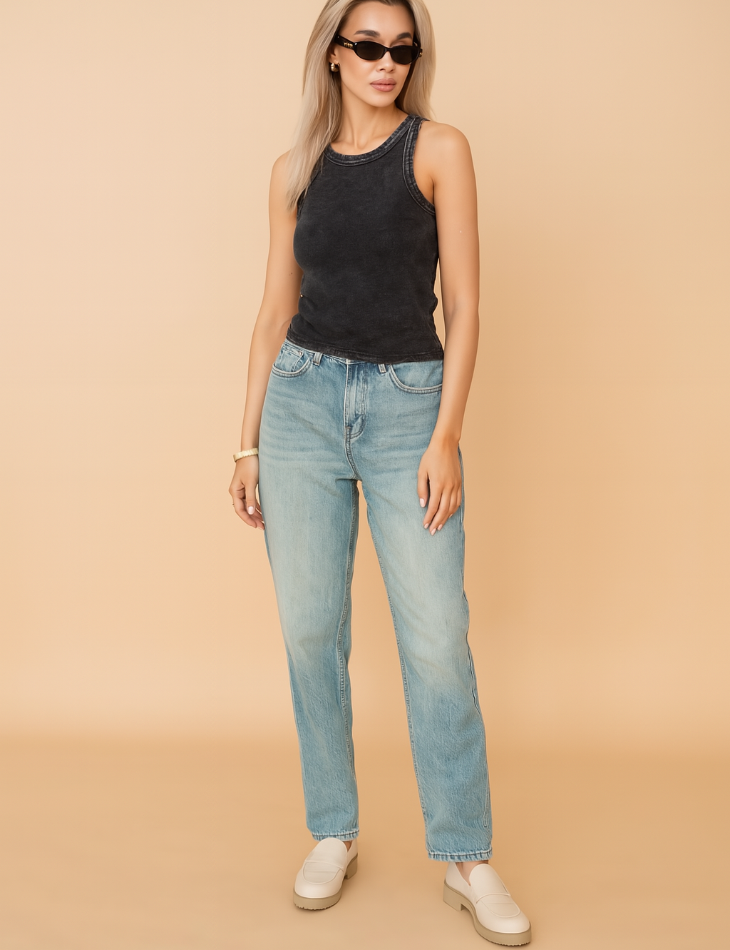 Geribde zwarte tanktop met ronde hals en mouwloos ontwerp, perfect voor casual looks.