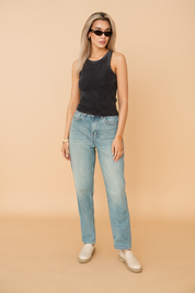 Geribde zwarte tanktop met ronde hals en mouwloos ontwerp, perfect voor casual looks.