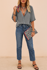 Grijze blouse met ton-sur-ton stippenmotief, V-hals, halflange mouwen en knoopsluiting, stijlvol en veelzijdig voor dagelijks gebruik.