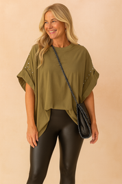 Legergroene oversized tuniek met losse pasvorm en zilveren studs op de mouwen voor een stoere uitstraling.