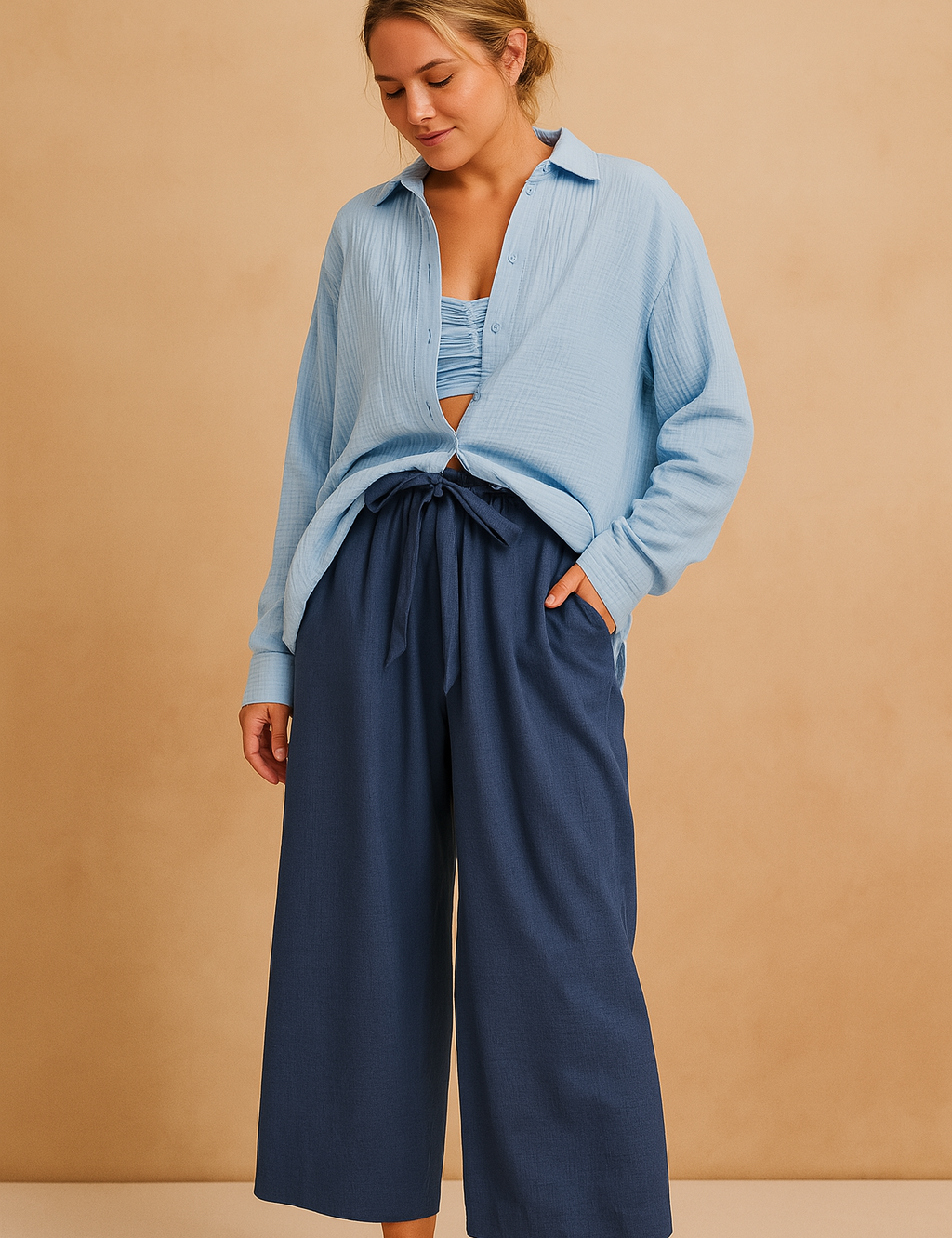Lichtblauwe damesblouse in luchtige crinkle-stof met lange mouwen, knoopsluiting en ontspannen pasvorm, ideaal voor gelaagde looks.