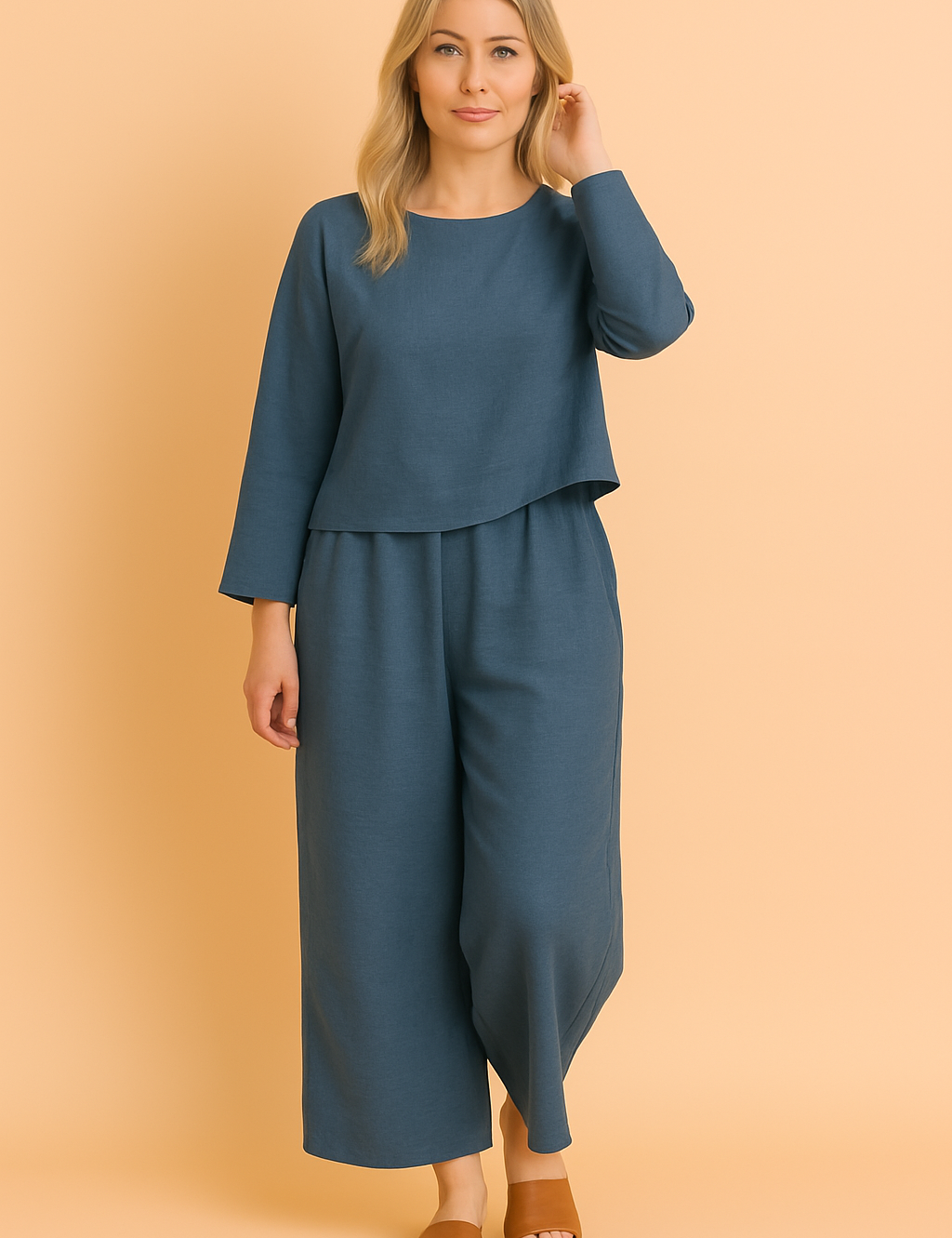 Casual linnen set in denimblauw met driekwart mouwen en relaxte, rechte broek.