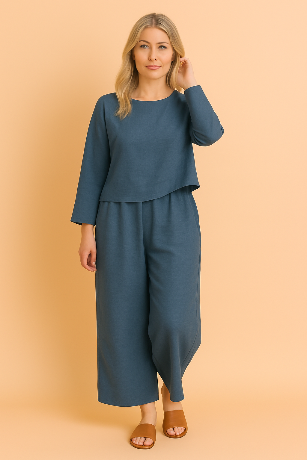 Casual linnen set in denimblauw met driekwart mouwen en relaxte, rechte broek.