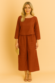 Linnen co-ord set in roestkleur met wijdvallende top met driekwart mouwen en cropped broek.