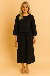 Tweedelige linnen set in zwart met losse driekwart mouwen en rechte culotte-broek.