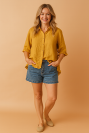 Aleksandra | Blouse met ruches en losse paMosterdgele blouse met knoopsluiting, ruffle-afwerking aan de mouwen en zoom, uitgevoerd in een effen luchtige stof met losse pasvorm.svorm 3