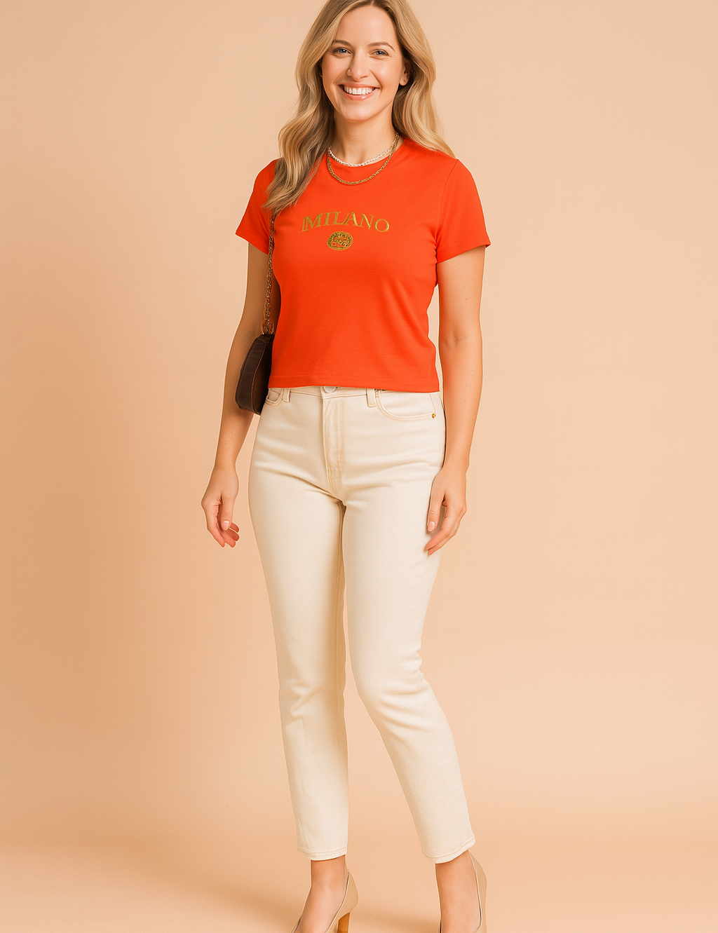 Oranje cropped dames-T-shirt met korte mouwen en ronde halslijn, bedrukt met groen MILANO-logo en decoratieve krans.