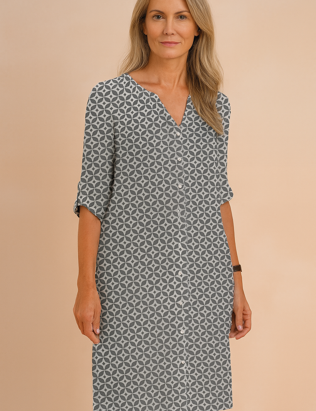 Grijs-witte overhemdjurk voor dames met all-over geometrisch patroon, V-hals en driekwartsmouwen.