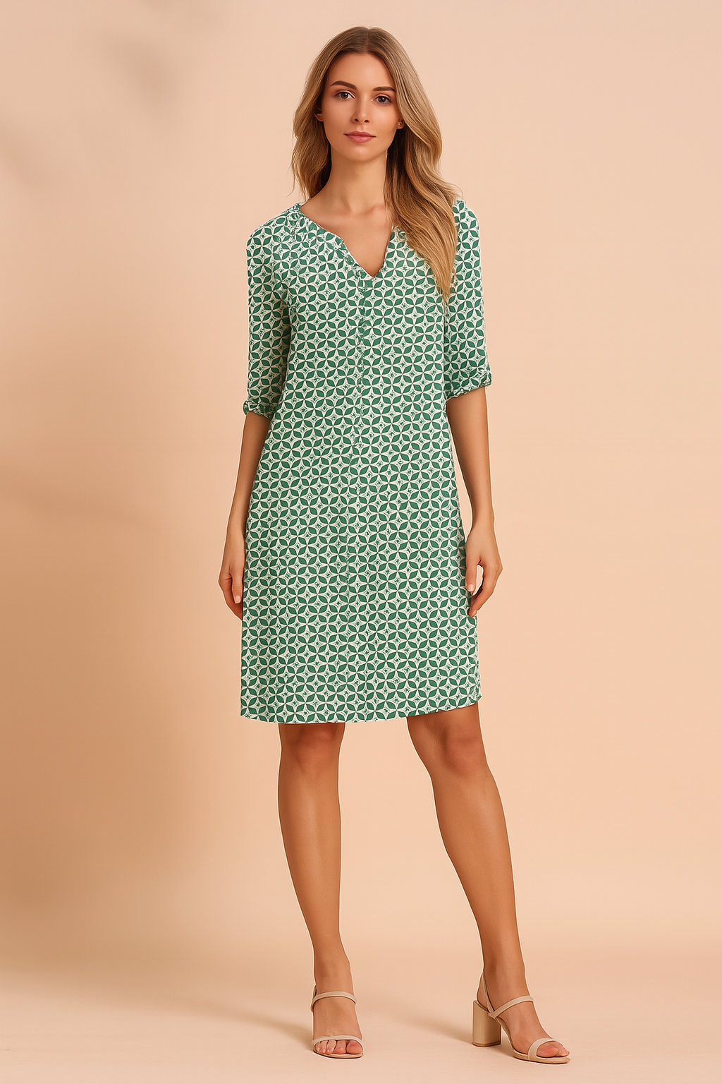 Dames overhemdjurk met groene en witte geometrische print, V-hals en opgerolde mouwen tot net boven de knie.