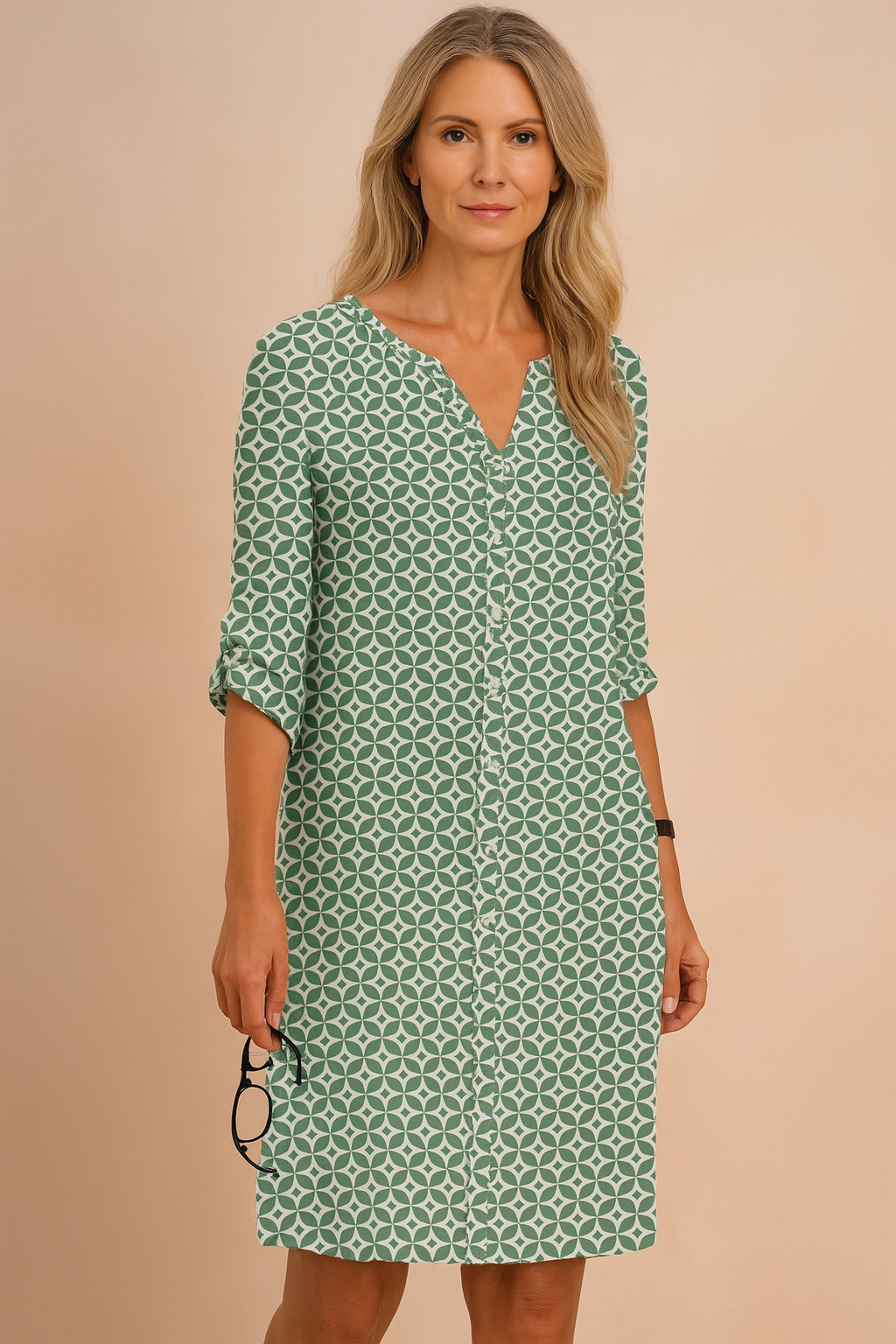 Dames overhemdjurk met groene en witte geometrische print, V-hals en opgerolde mouwen tot net boven de knie.