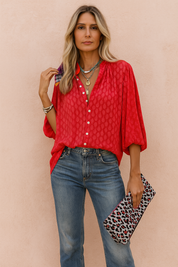Rode blouse met geweven stippenstructuur, diepe V-hals, knoopsluiting en losse ballonmouwen, voor een opvallende casual outfit.