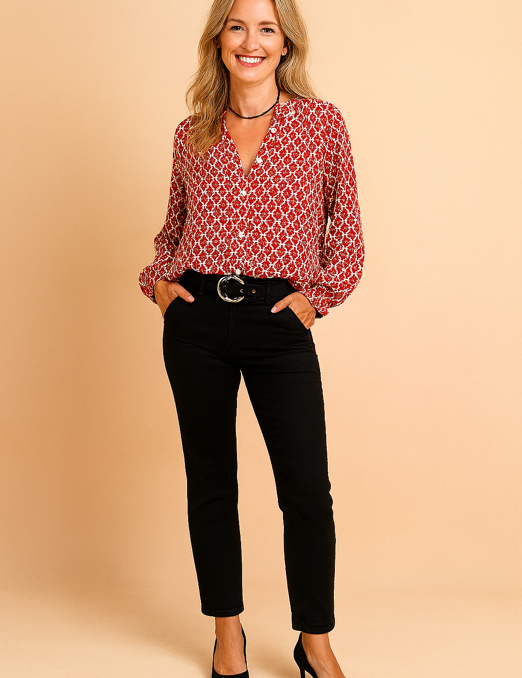 Rode damesblouse met V-hals, ballonmouwen en wit kettingmotief, gemaakt van soepele en ademende stof.