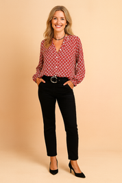 Rode damesblouse met V-hals, ballonmouwen en wit kettingmotief, gemaakt van soepele en ademende stof.