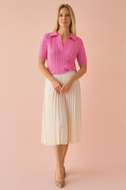 Kortgebreid roze poloshirt met kabelstructuur, open V-hals en geribde afwerking aan de zoom en mouwen, gemaakt van rekbare tricot.