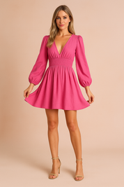 Roze mini jurk met ballonmouwen, diepe V-hals en gesmokte taille voor een vrouwelijke look.