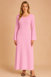 Ribgebreide lange jurk in roze met wijde mouwen en aangesloten silhouet.