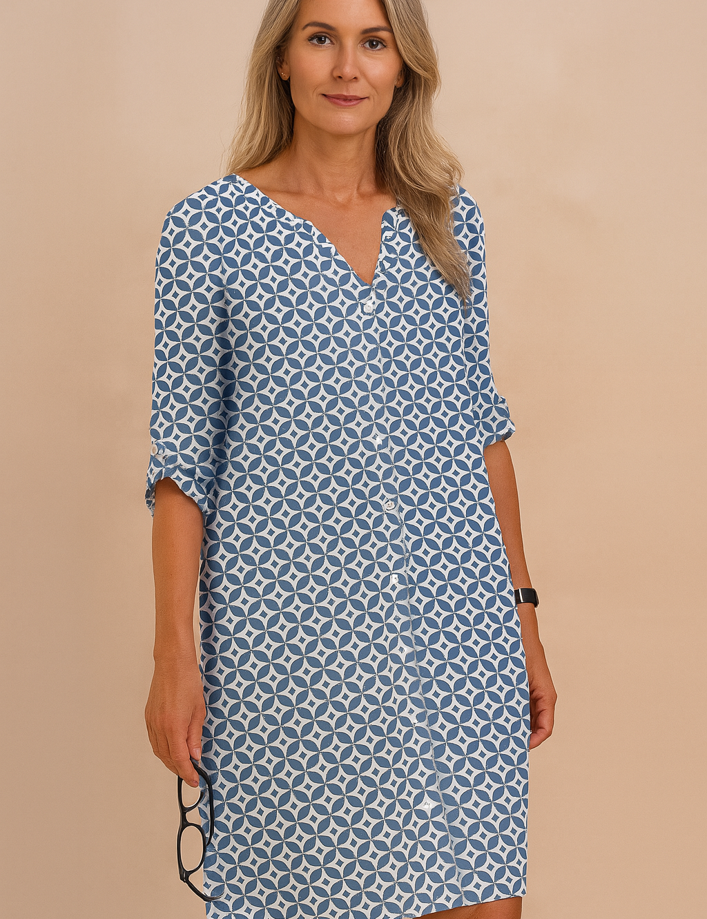 Zomerjurk met blauwe en witte cirkelprint, V-hals en opgerolde mouwen, knielang model.