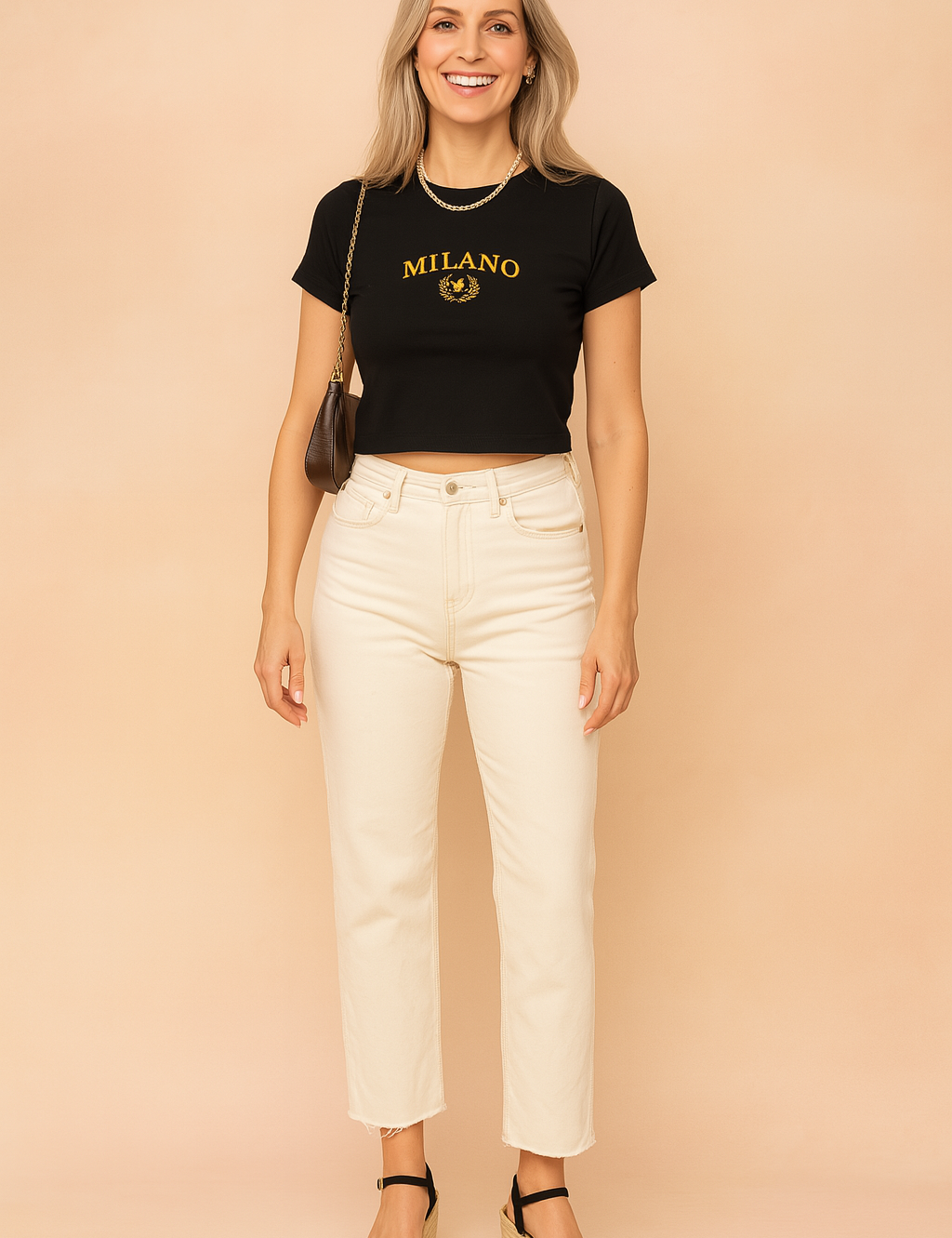 Zwart cropped T-shirt met korte mouwen, ronde hals en goudgele MILANO-opdruk met lauwerkrans op de borst.